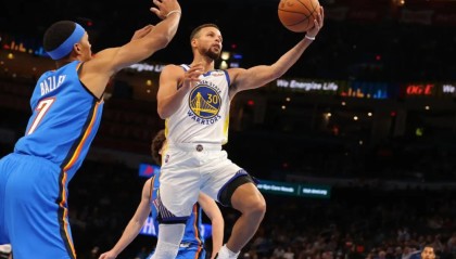  库里三分绝杀雷霆迎五连胜  