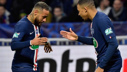  巴黎圣日耳曼客场逆转击败里昂，积分榜领跑优势扩大  