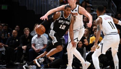  穆雷末节21分马刺逆转火箭  