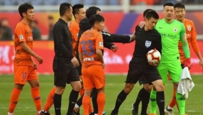  卡尔斯鲁厄门线救险，争议判罚引发热议